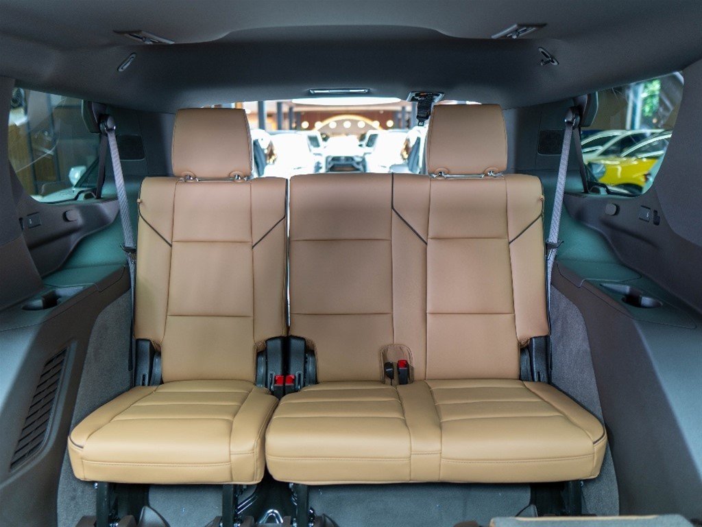 Cadillac Escalade Luxury Short
