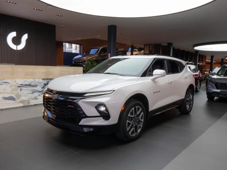 Chevrolet Blazer RS 2023 color Blanco en CleanerStudio